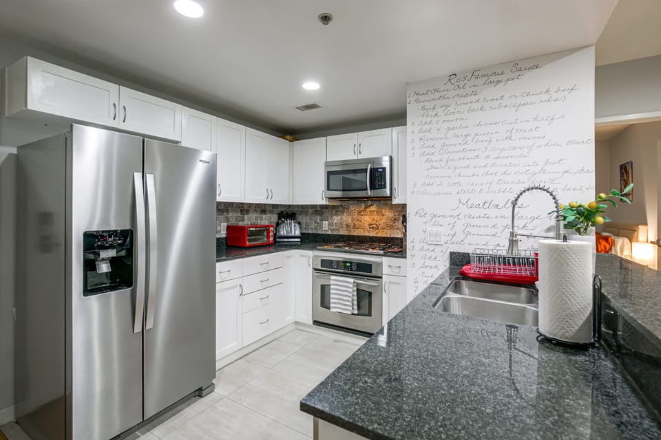Viva La Dolce Vita in the Heart of Little Italy! Apartment in San Diego
