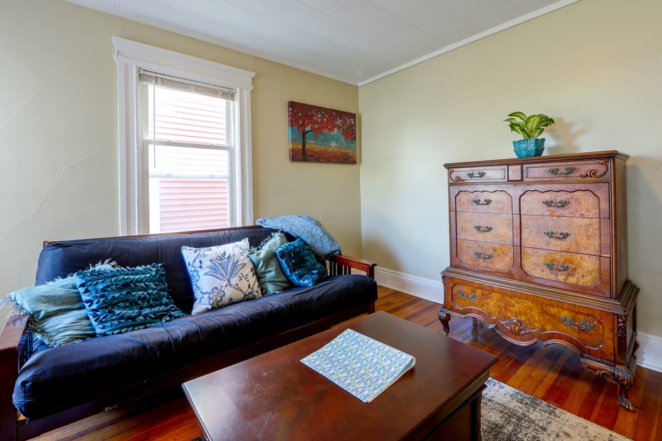 Walk to Rosamond Gifford Zoo & Dining! Cozy Unit Apartment in Syracuse
