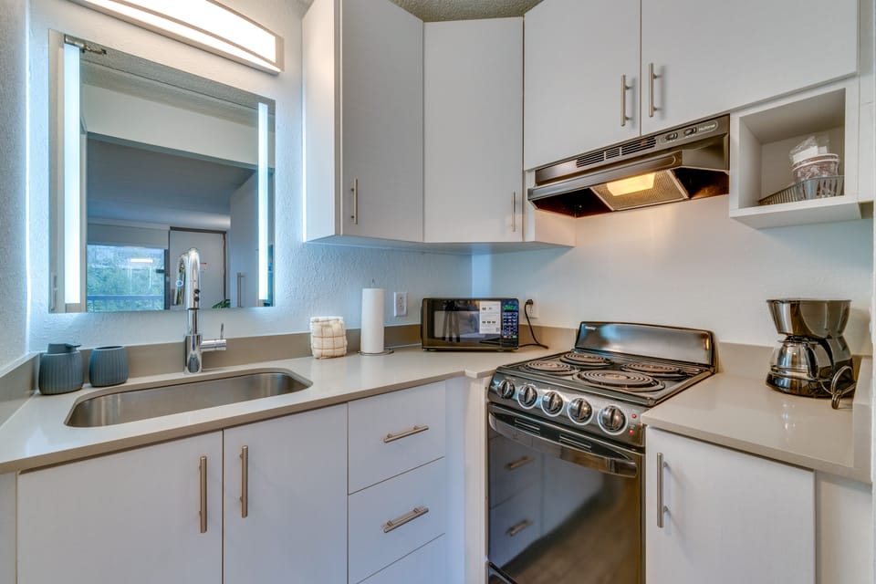 < 2 Mi to Disney! Walkable Condo w/ Pool Access Apartment in Osceola County