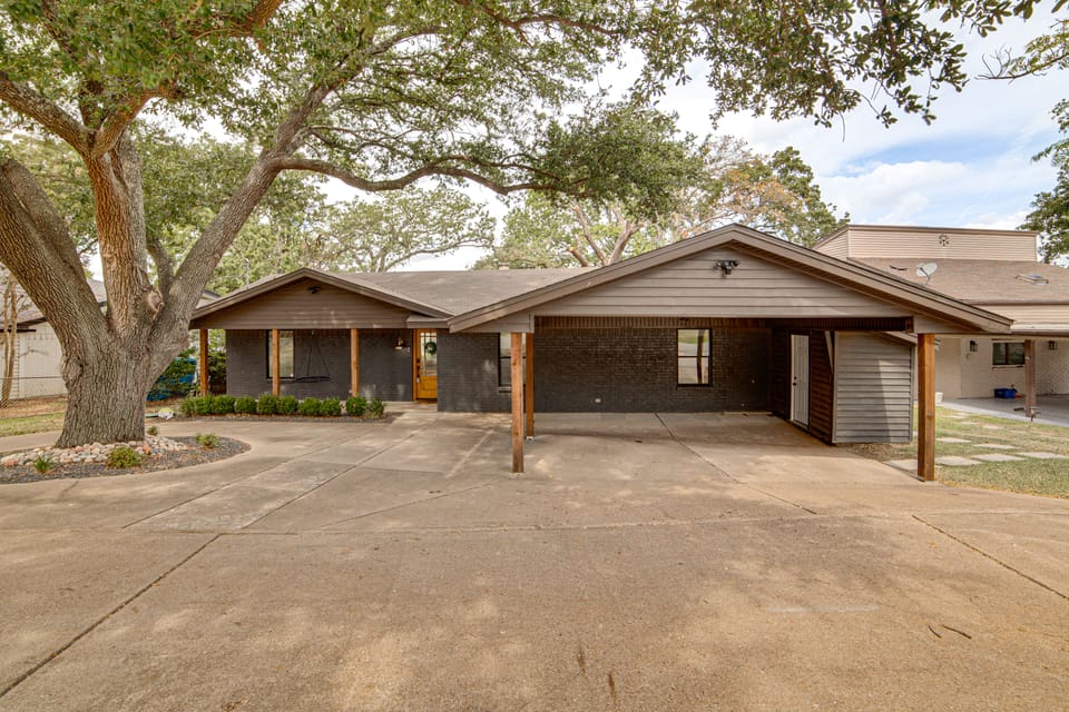 Putt, Play & Splash! Cedar Creek Lake Getaway House in Gun Barrel City