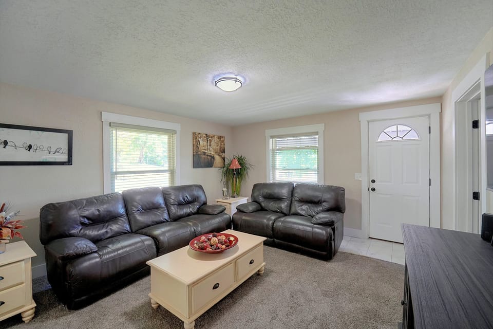 Fully Remodeled Home, 7 Mi to Roaring River! House in Missouri