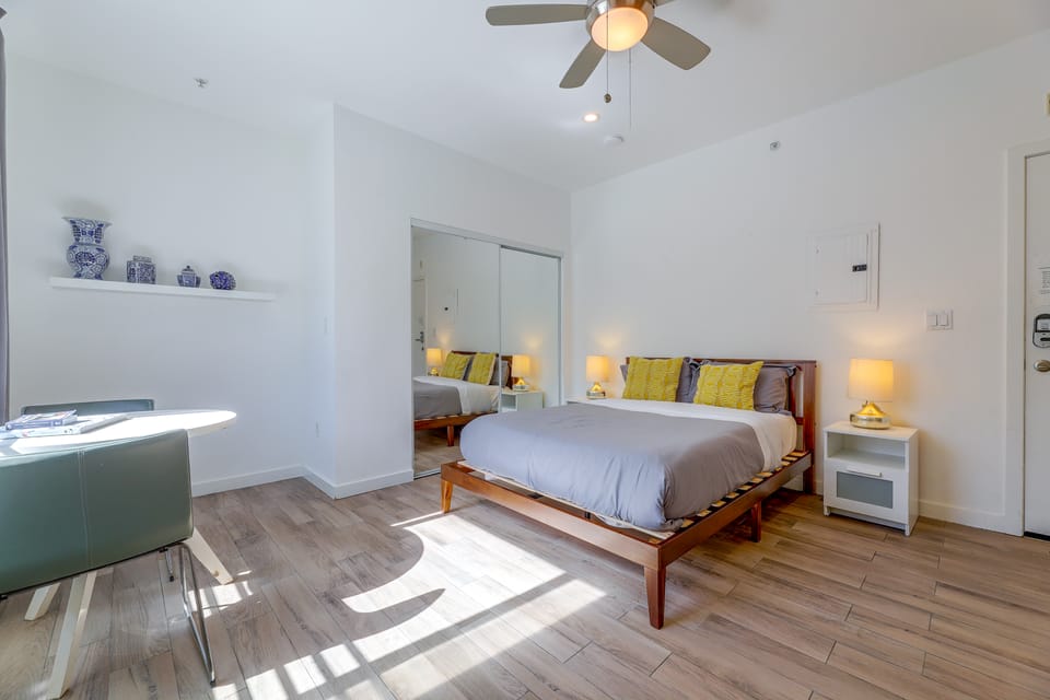 Beachfront Extended Escape w/ Workspace! Apartment in Santa Monica