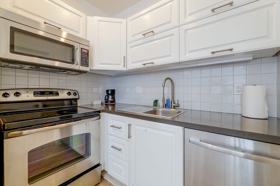 Beachfront Extended Escape w/ Workspace! Apartment in Santa Monica