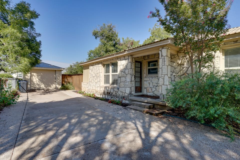 Adorable 1930s Cottage: Downtown + Dog Friendly House in Granbury