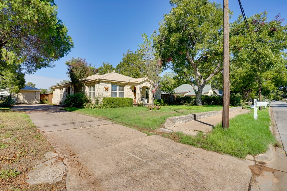 Adorable 1930s Cottage: Downtown + Dog Friendly House in Granbury