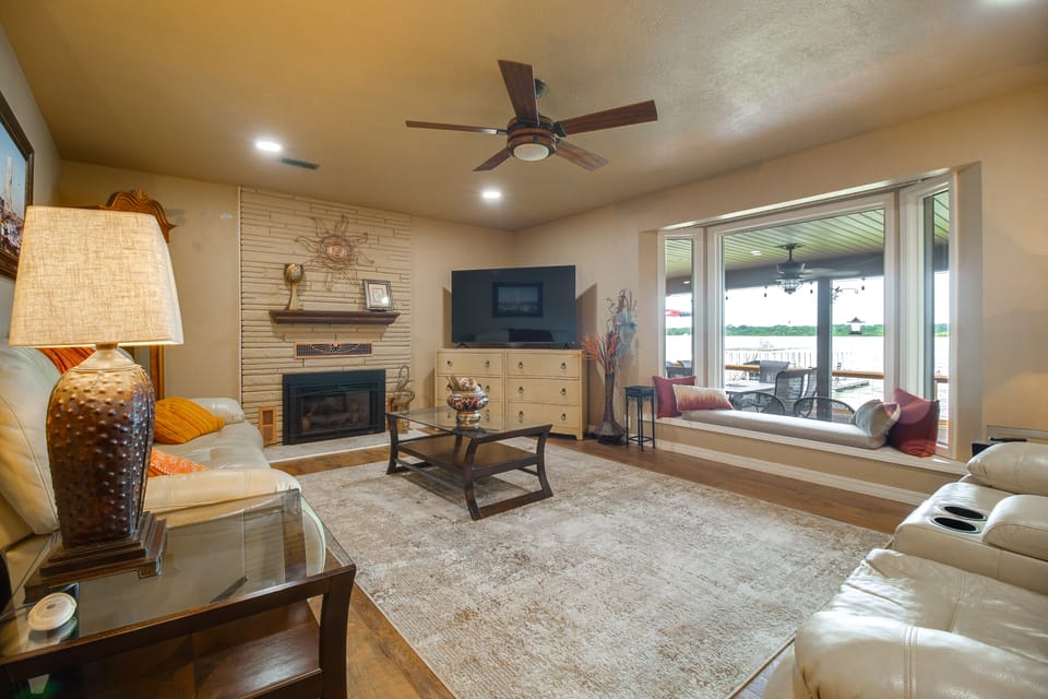Game Room, Private Dock! Grand Lake Group Retreat House in Grove