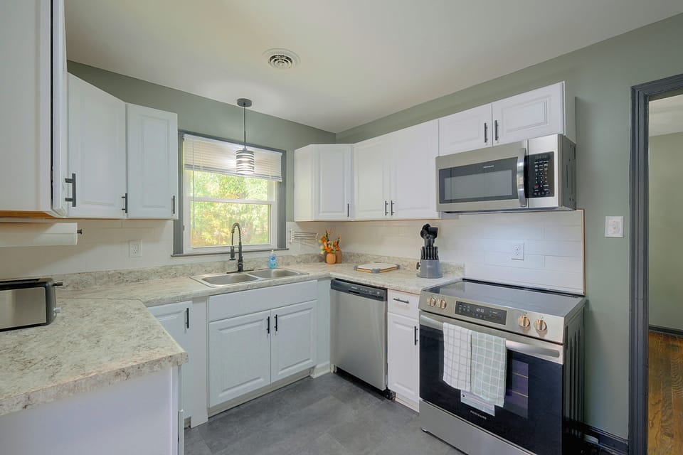 Walk to VSU Campus! Your Escape away from home House in Chesterfield County