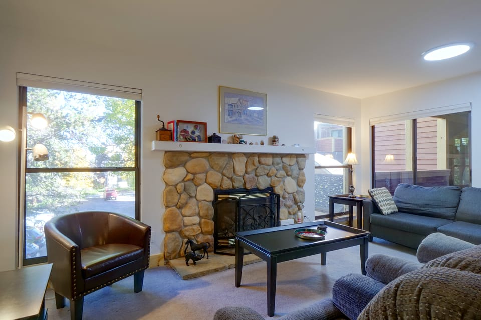 Perfect Central Location - Walk to Base 9 Lifts Apartment in Breckenridge