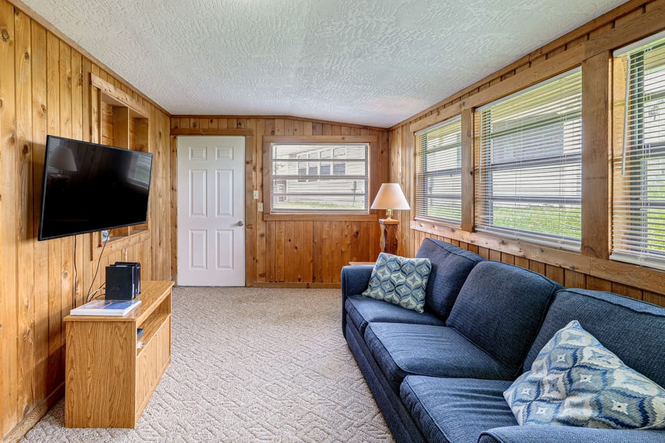 'Lake Life' Retreat in Clermont w/ Pool & Pier House in Clermont