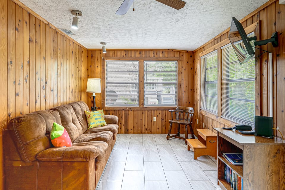 Parrot Head Paradise: Lake Access & Pickleball House in Clermont