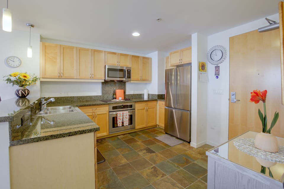 Walk to Gaslamp & Petco Park! Dtwn Apt w/ Balcony Apartment in San Diego