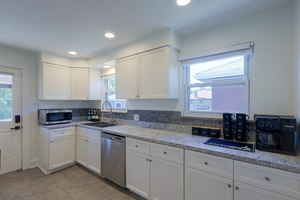 4 Mi to Dtwn & Bengals Games! Multi-Level Charmer Apartment in Covington