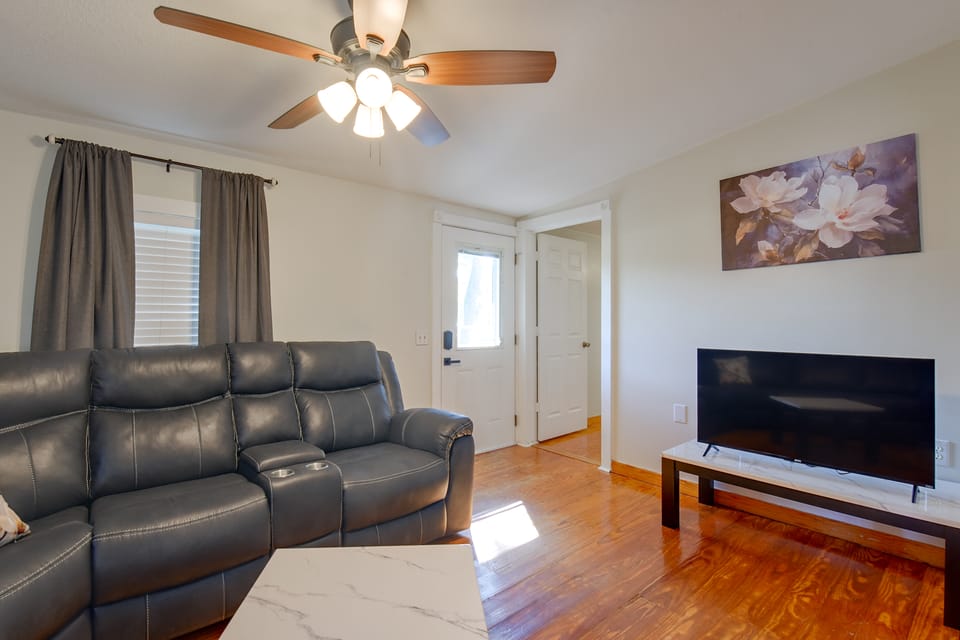 Beach Escape 1 Mi to Okaloosa Island & Dtwn House in Fort Walton Beach