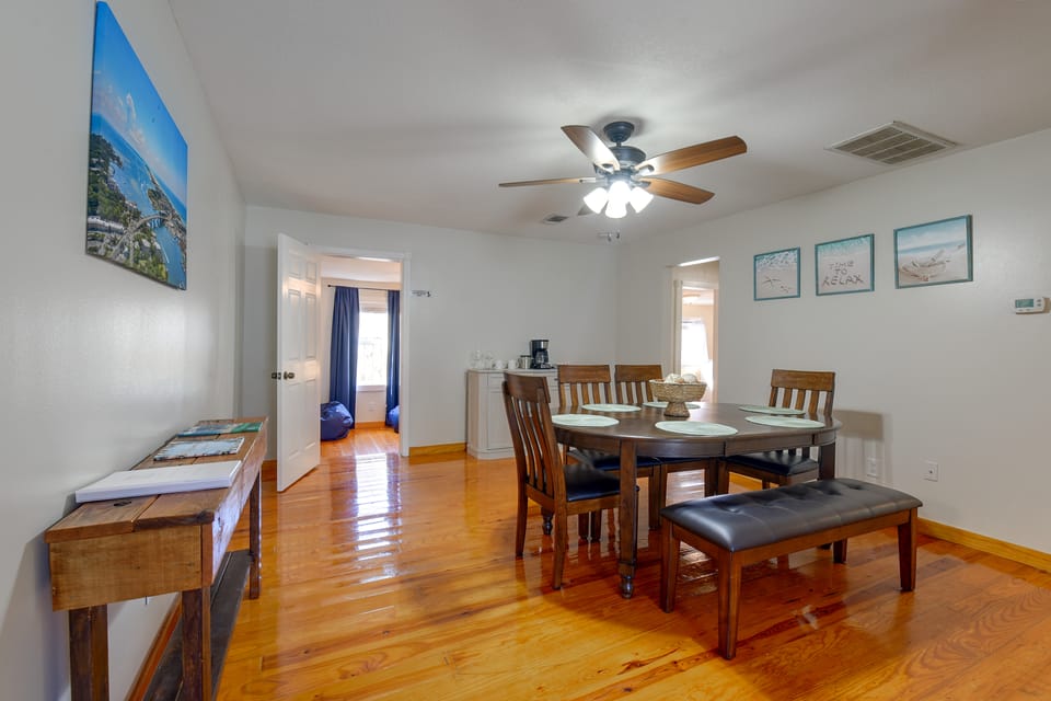 Beach Escape 1 Mi to Okaloosa Island & Dtwn House in Fort Walton Beach