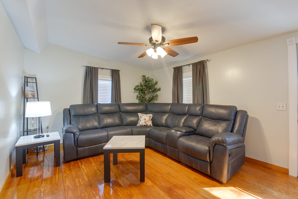 Beach Escape 1 Mi to Okaloosa Island & Dtwn House in Fort Walton Beach