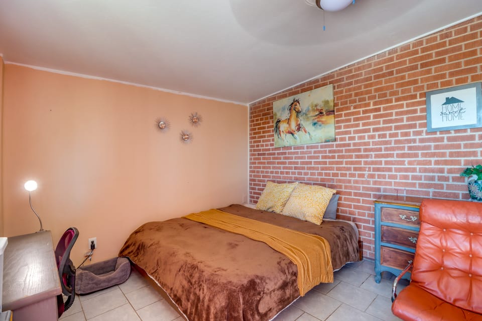 Studio 3 Mi to Tucson Airport! Bring Your Pups Apartment in Tucson