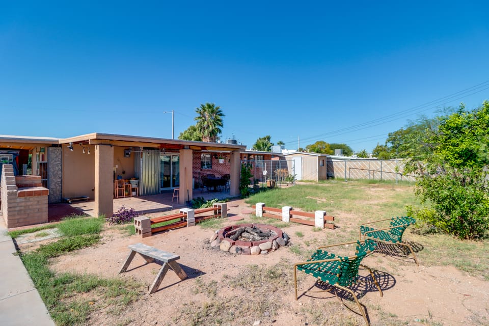 Studio 3 Mi to Tucson Airport! Bring Your Pups Apartment in Tucson