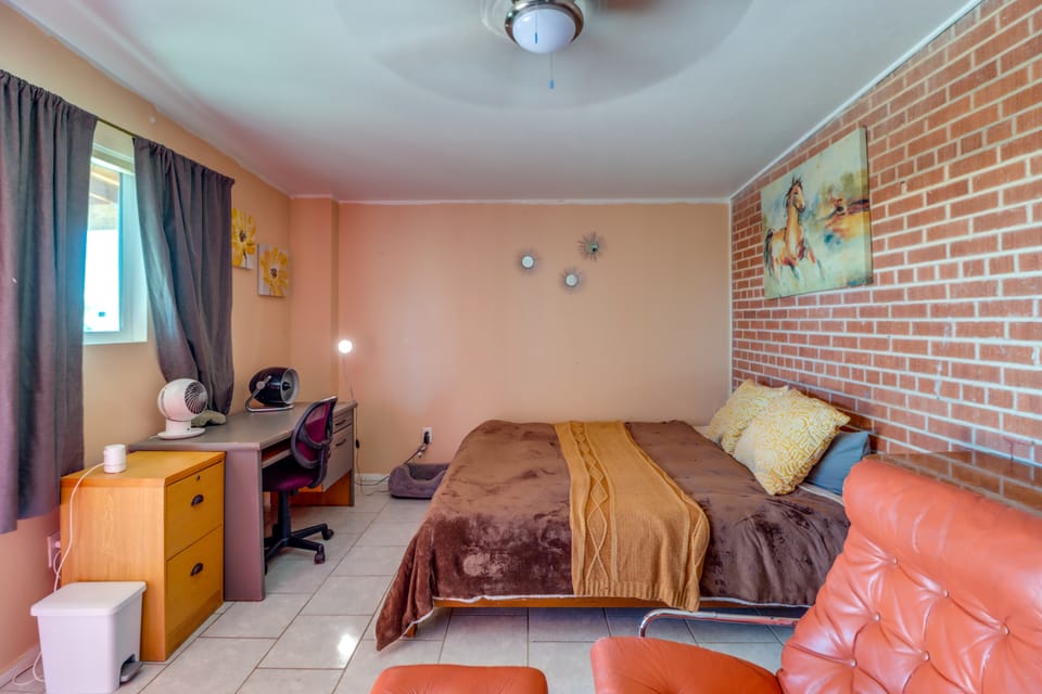 Studio 3 Mi to Tucson Airport! Bring Your Pups Apartment in Tucson