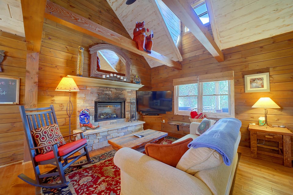 On-Site Hiking! Spacious Happy Jack Home w/ Deck House in Arizona
