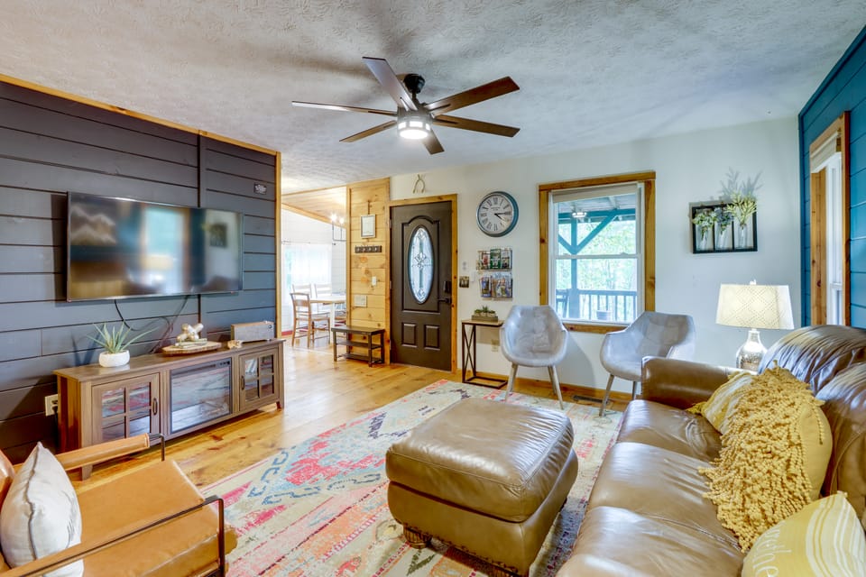 Cabin w/ Hot Tub, Near Mercier Orchard & Downtown House in Georgia