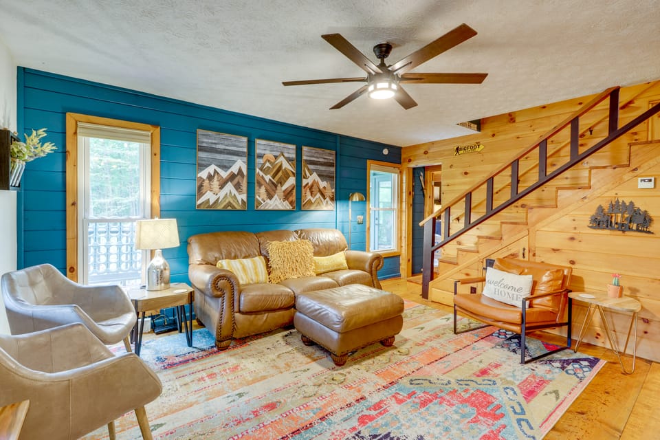Cabin w/ Hot Tub, Near Mercier Orchard & Downtown House in Georgia