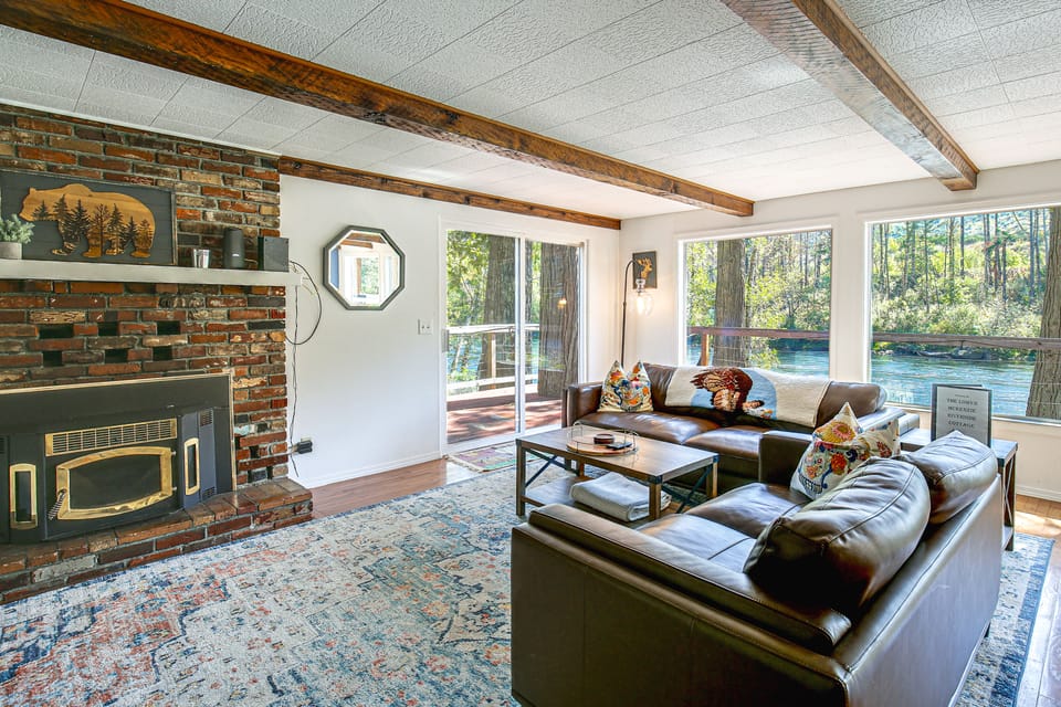 McKenzie River Home w/ Waterfront Fire Pit House in McKenzie River