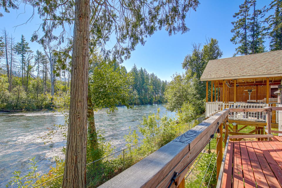 McKenzie River Home w/ Waterfront Fire Pit House in McKenzie River