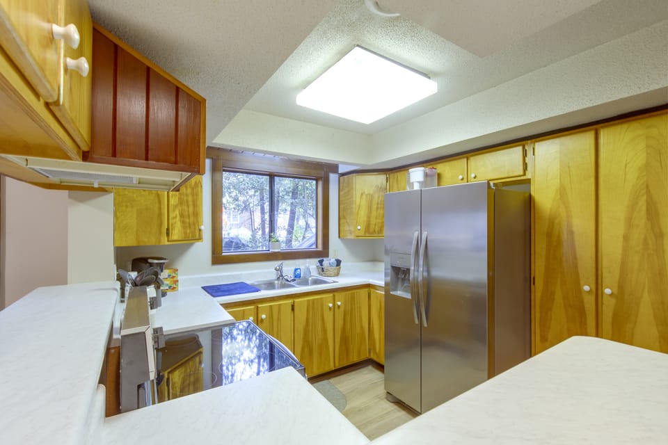 Walk to the Stadium & Clemson: 3BR w/ Parking! Apartment in Clemson