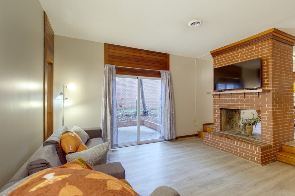 Walk to the Stadium & Clemson: 3BR w/ Parking! Apartment in Clemson