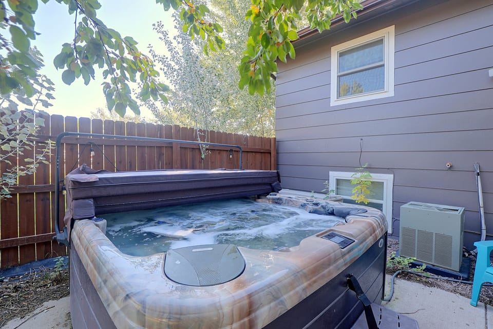 Private Hot Tub! Spacious Home in Rapid City House in Rapid City