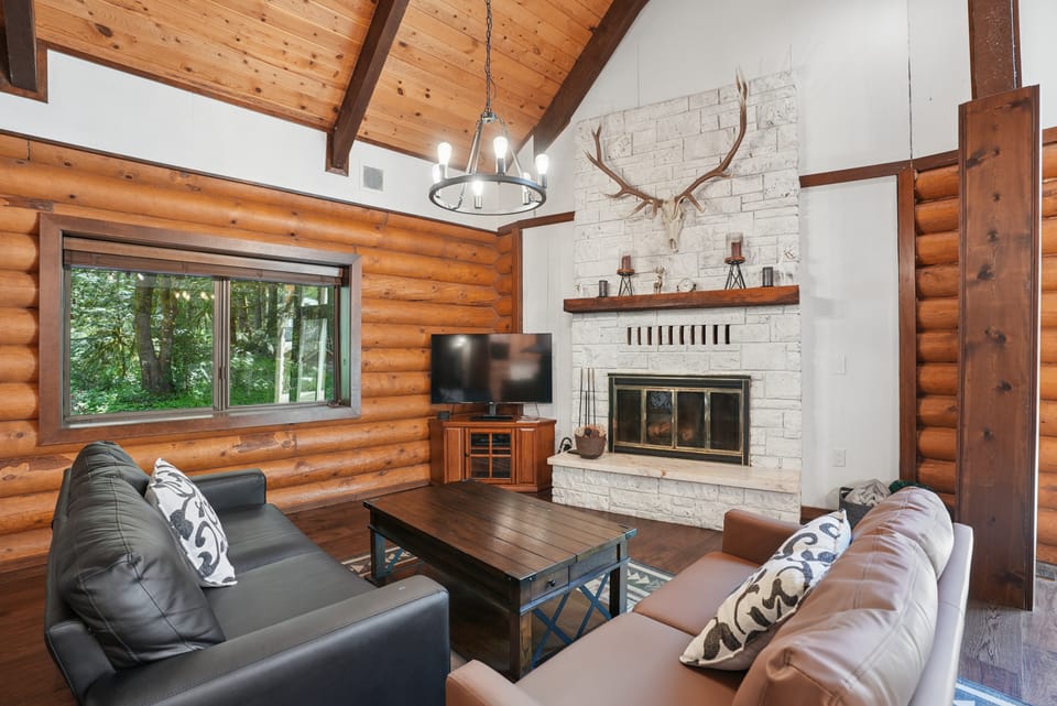 Cabin & Guest House Near Sandy River Trails! House in Brightwood