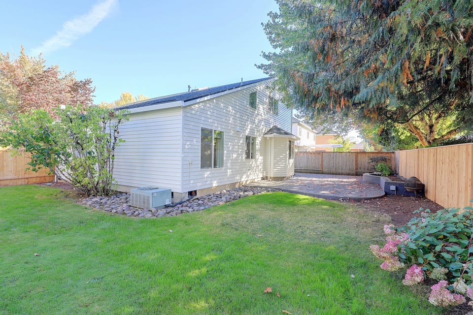 Spacious Hillsboro Home w/ Fenced Yard House in Hillsboro
