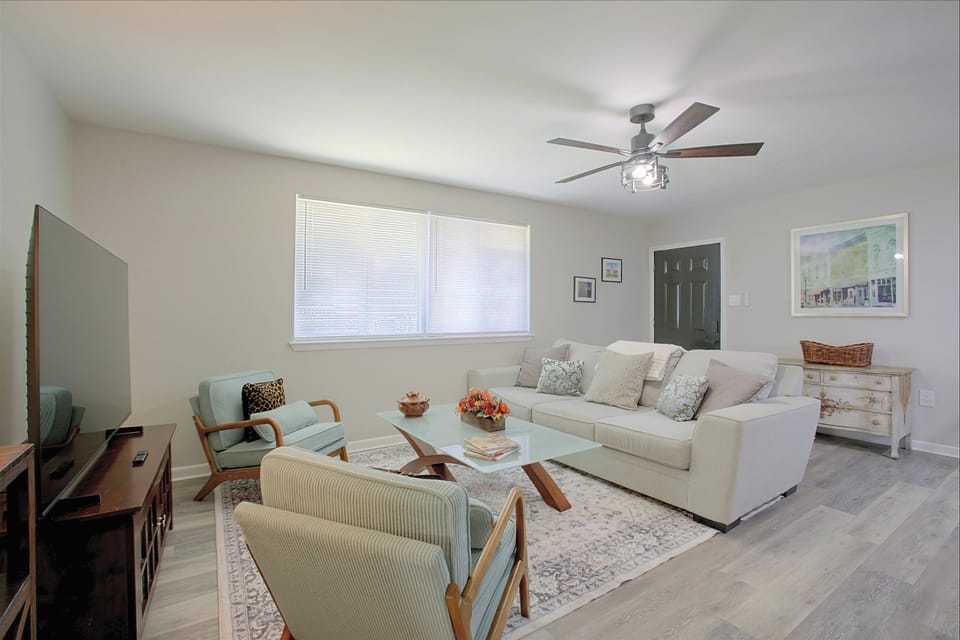 1 Mi to LSU! Stylish University South Base House in Baton Rouge