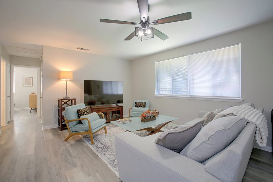 1 Mi to LSU! Stylish University South Base House in Baton Rouge
