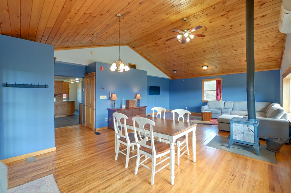 Deck, Large Yard! Country Home in Mount Vision House in New York