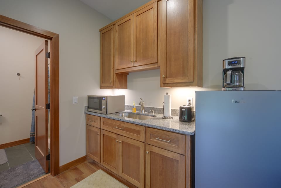 Cozy Lakefront Retreat w/ Patio on the Big Chip Apartment in Chief Lake
