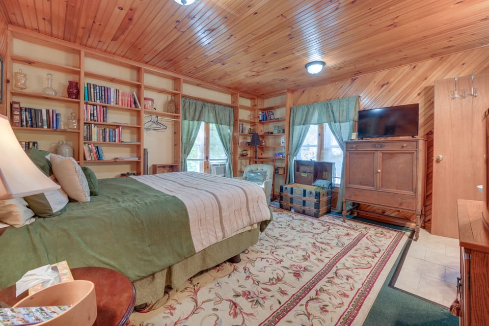 Hike, Explore & Unwind: Finger Lakes B&B Suite Apartment in Cayuga Lake