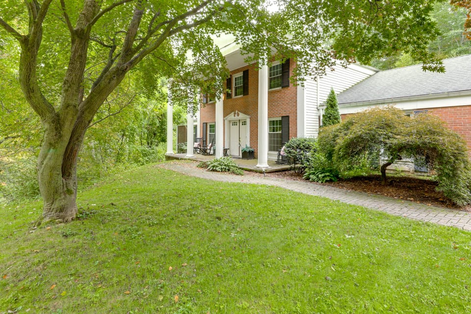3 Mi to Wadsworth Falls! Retreat w/ Backyard Oasis House in Middletown