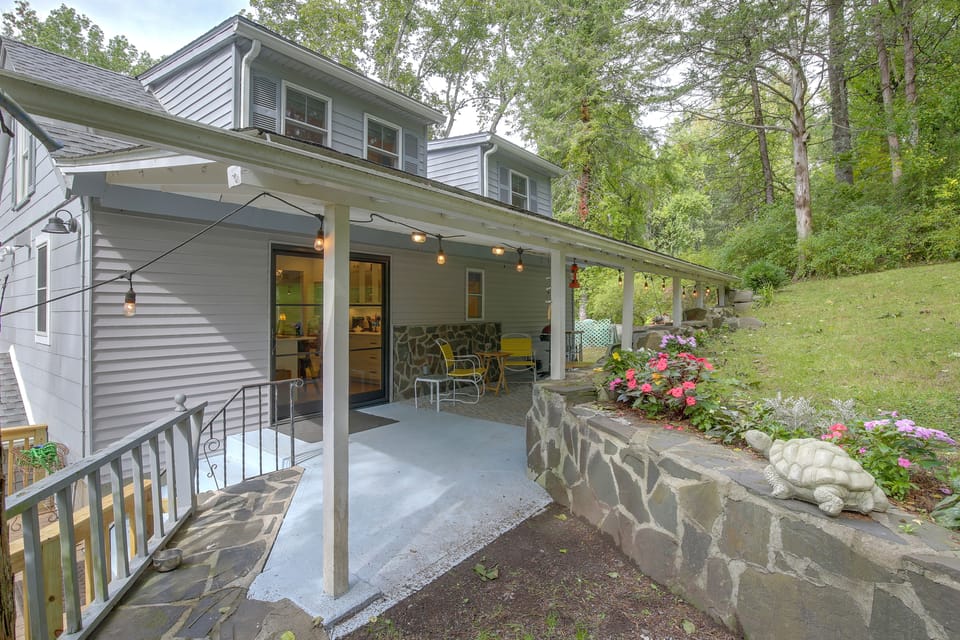 Wooded Retreat w/ Porch & Fire Pit in Stone Ridge House in Hudson Valley