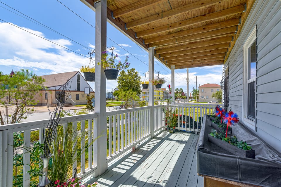 New | Veteran Host | Luxe | Book Now for Wow Apartment in Galveston Island