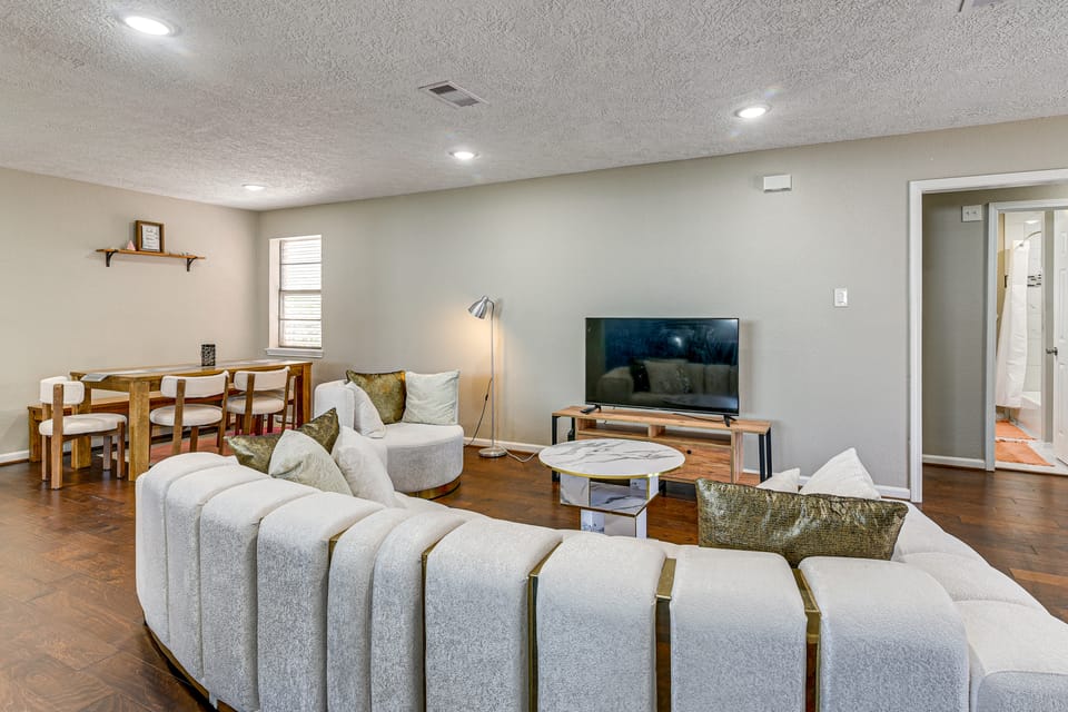 Modern Galveston Retreat Near Beach, Strand & Pier House in Galveston Island