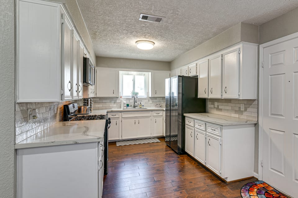 Modern Galveston Retreat Near Beach, Strand & Pier House in Galveston Island