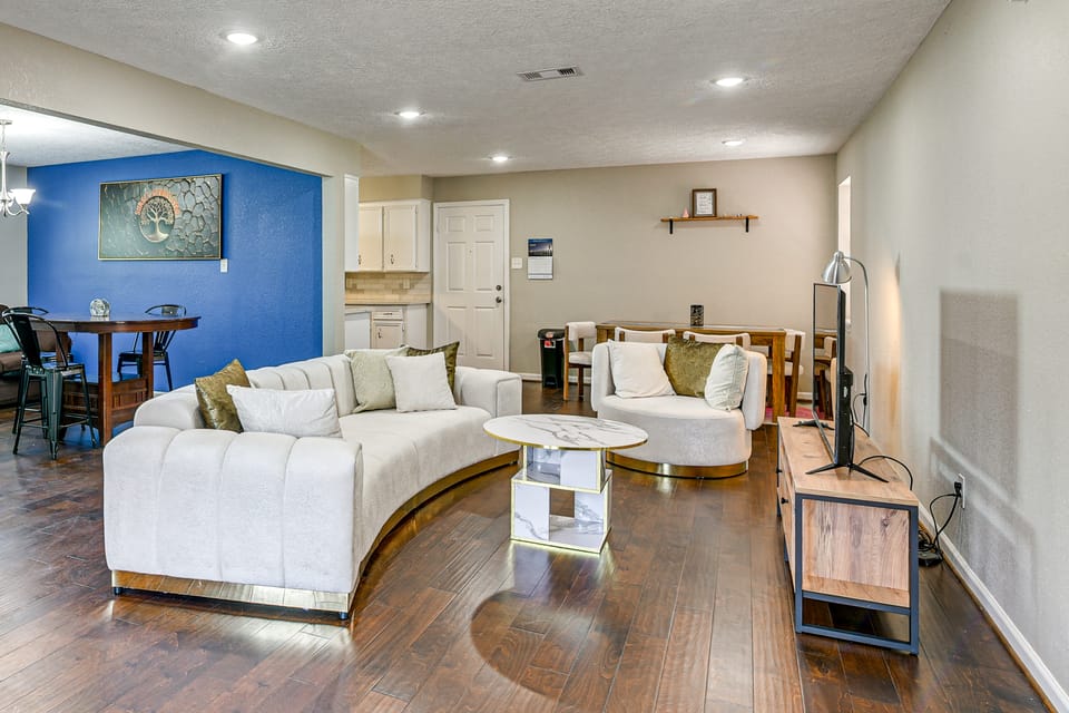 Modern Galveston Retreat Near Beach, Strand & Pier House in Galveston Island