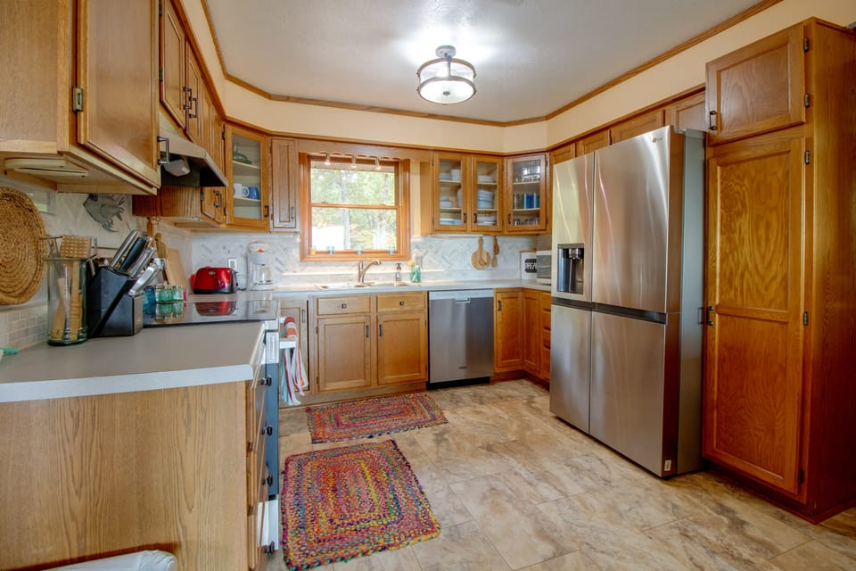 3 Mi to Norfork Lake! Multi-Level Haven for Groups House in Norfork Lake