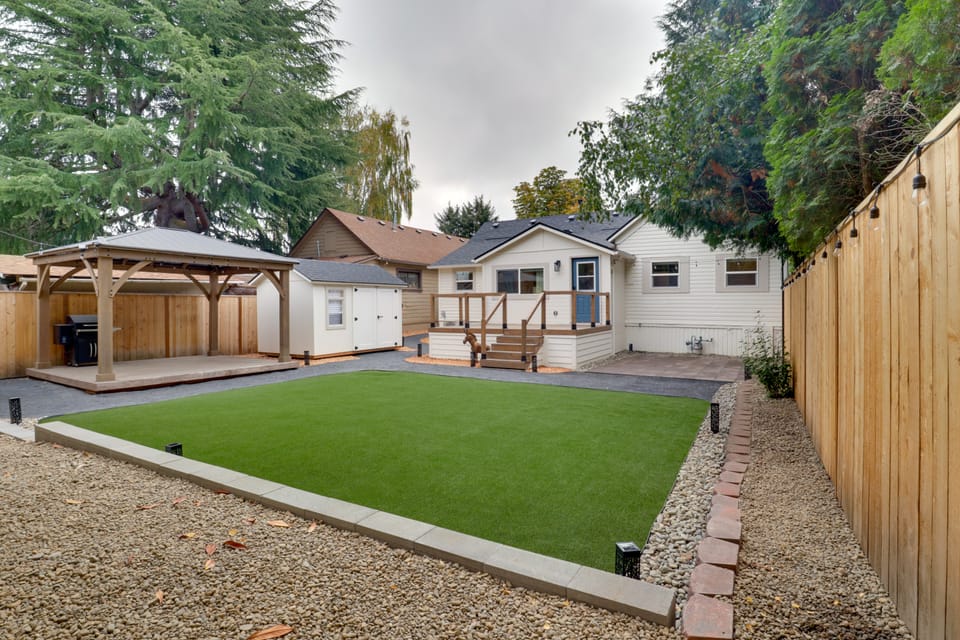 Walk to Old Town Eats, Shops! Modern Home w/ Yard House in Sherwood
