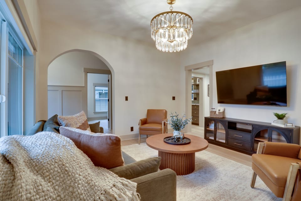 Walk to Old Town Eats, Shops! Modern Home w/ Yard House in Sherwood