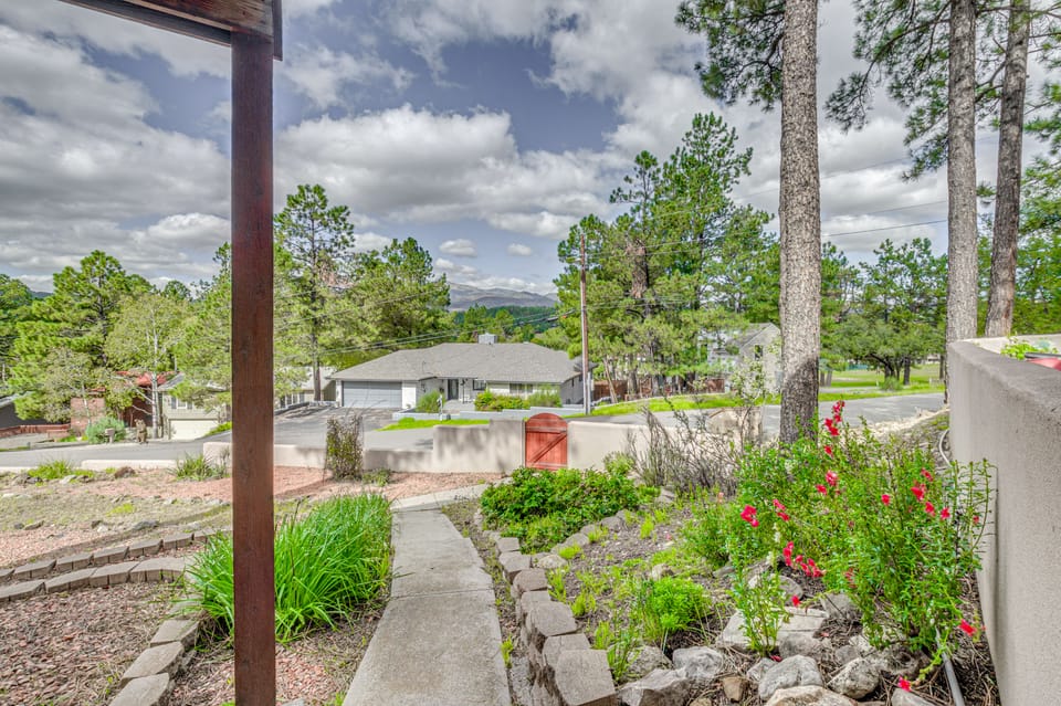 Walk to Midtown! Mountain-View Ruidoso Retreat House in Ruidoso
