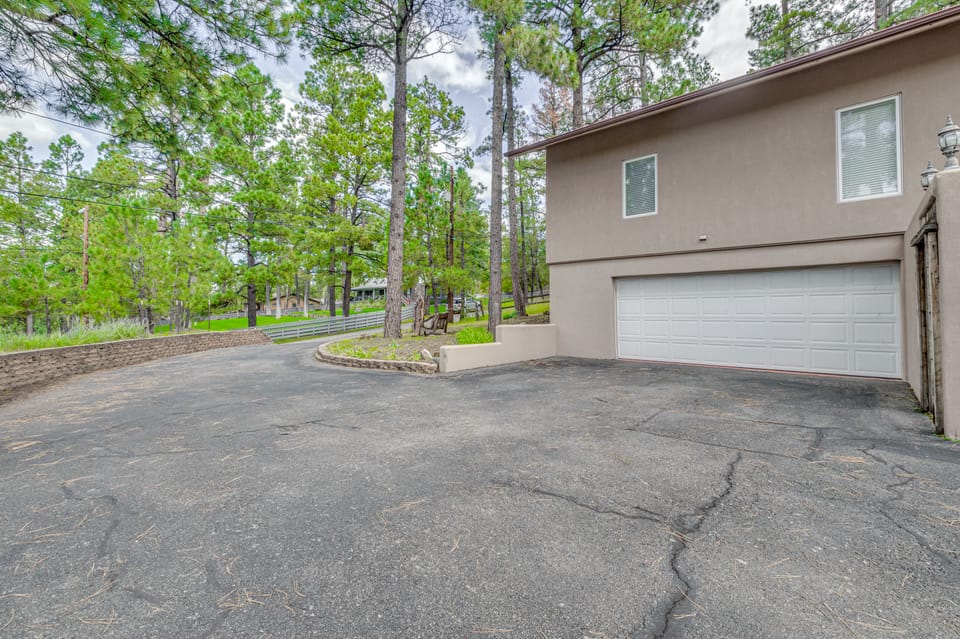 Walk to Midtown! Mountain-View Ruidoso Retreat House in Ruidoso