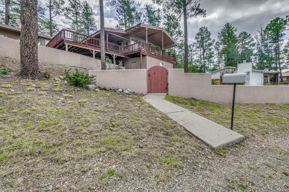 Walk to Midtown! Mountain-View Ruidoso Retreat House in Ruidoso
