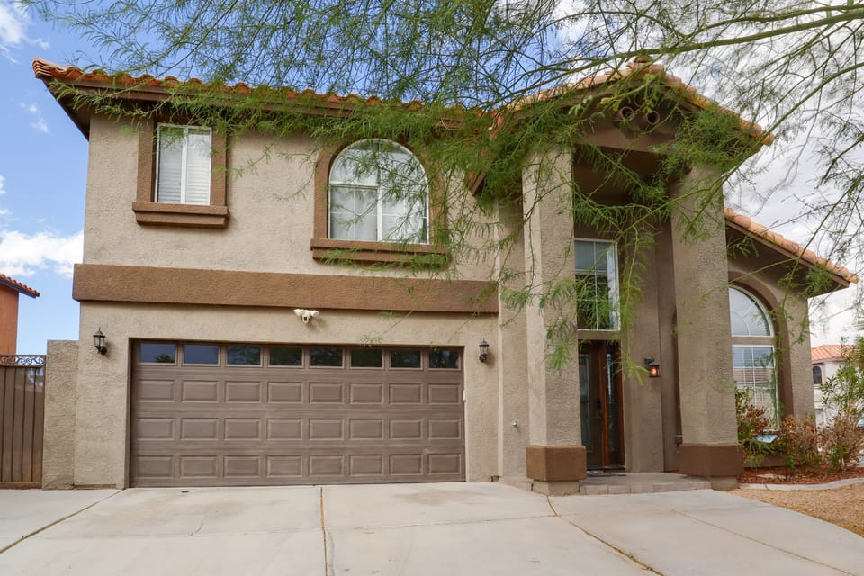 Private Pool & Patio: Modern Henderson Home House in Paradise